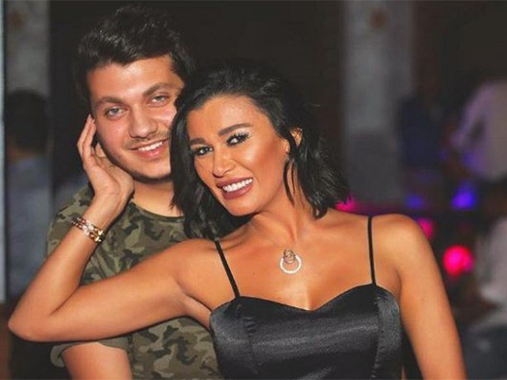 نجل نادين الراسي يُوضّح حقيقة ضربه لوالدته